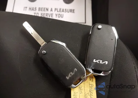 2024 Kia Sportage Hybrid Lx z USA, uszkodzony, nr VIN KNDPUCDG0R7141537